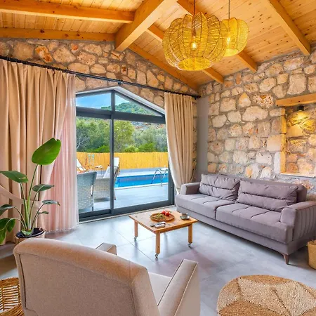 Villa Tas , Sehre Cok Yakin *